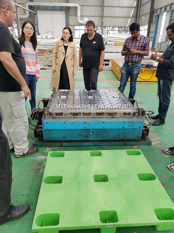 Customers visit our factory